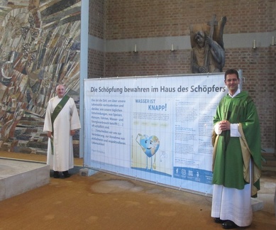 banner in kirche priester