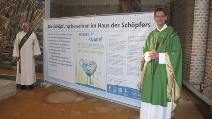 banner innen priester2