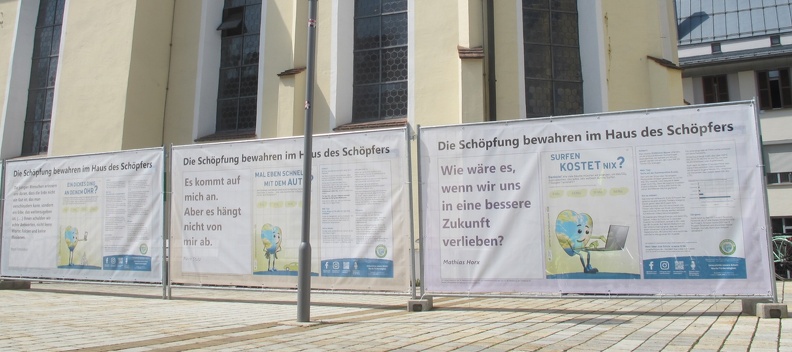 banner_vor_kirche.jpg